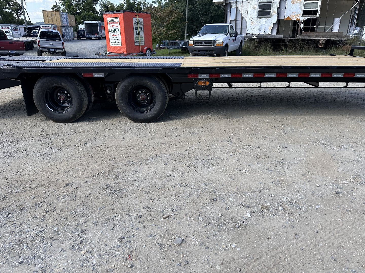 New 2025 Iron Bull FLP Series 102"x25' / 2-10,000# Electric Brake Axles / 16" Dual Wheels / 5' Rampage Ramps / Deckover Trailer