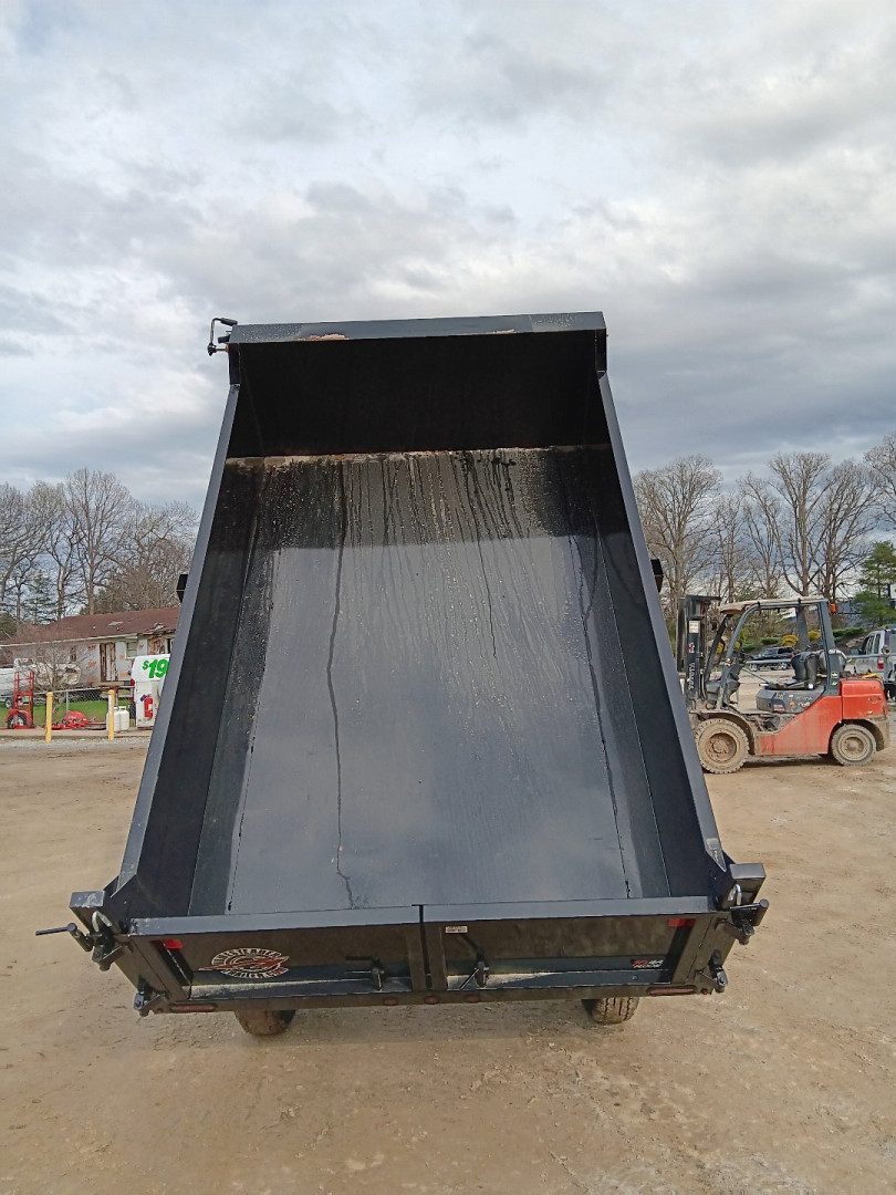 New 2025 HOMESTEADER 610MB SERIES/ 6X10 DUMP TRAILER / 5200# Electric Brake Axles / Curb Side Drop Side / Barn Door Rear Gates / Tarp