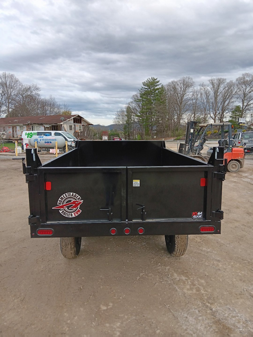 New 2025 HOMESTEADER 610LB SERIES/ 6X10 DUMP TRAILER /2-3500# Electric Brake Axles / Barn Door Rear Gates / Tarp