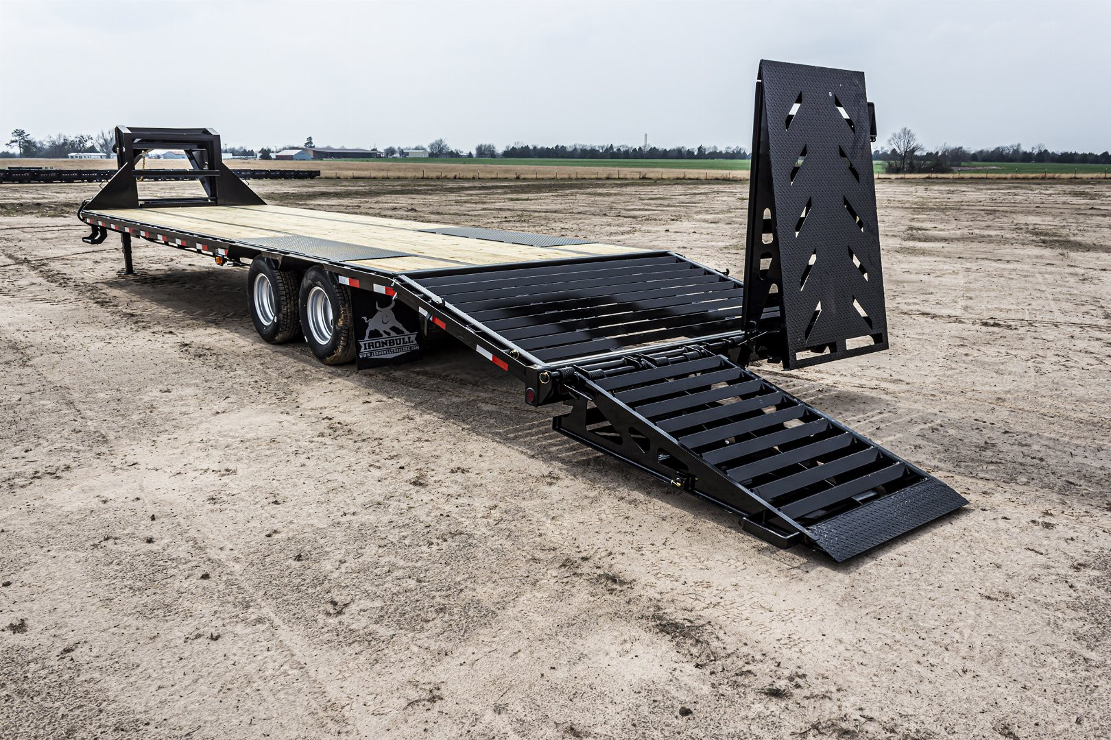 New 2022 Iron Bull FLG0240012 Deckover Trailer