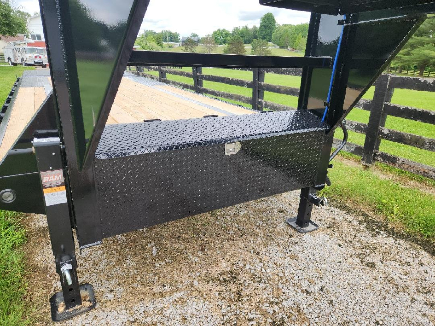 New 2025 Load Trail 14K 102"x25' Single Wheel Low-Pro Gooseneck