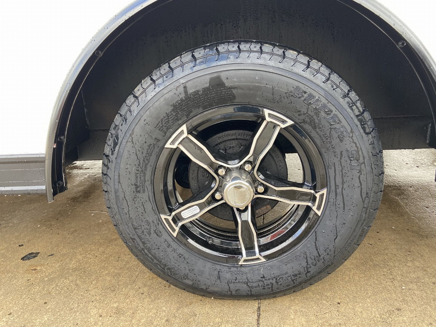 New United UJ 16' V-Nose Enclosed Cargo Trailer