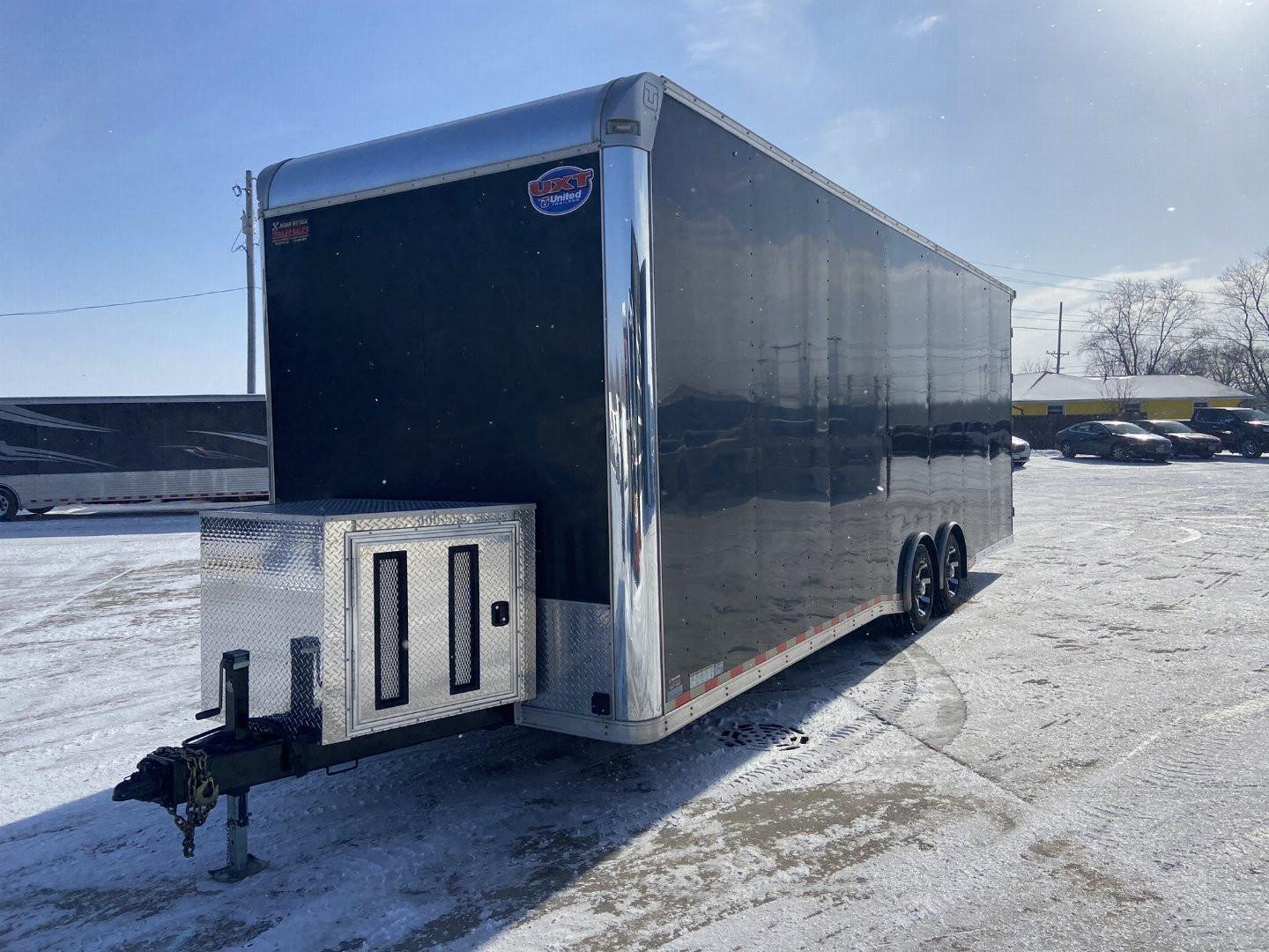 Used United UXT 28' Contractor trailer with Crane