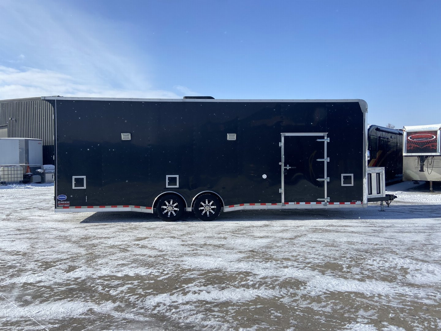 Used United UXT 28' Contractor trailer with Crane