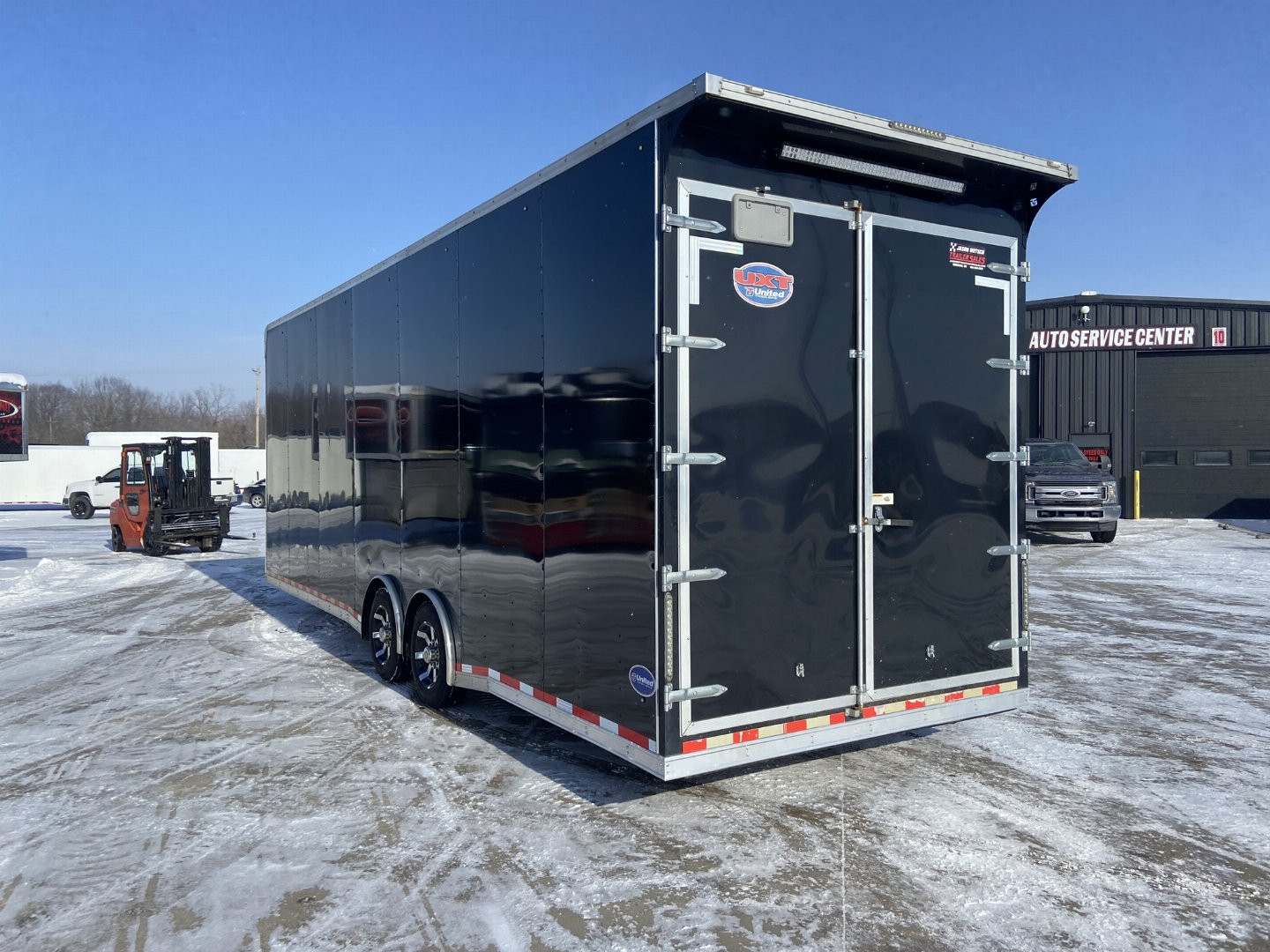 Used United UXT 28' Contractor trailer with Crane