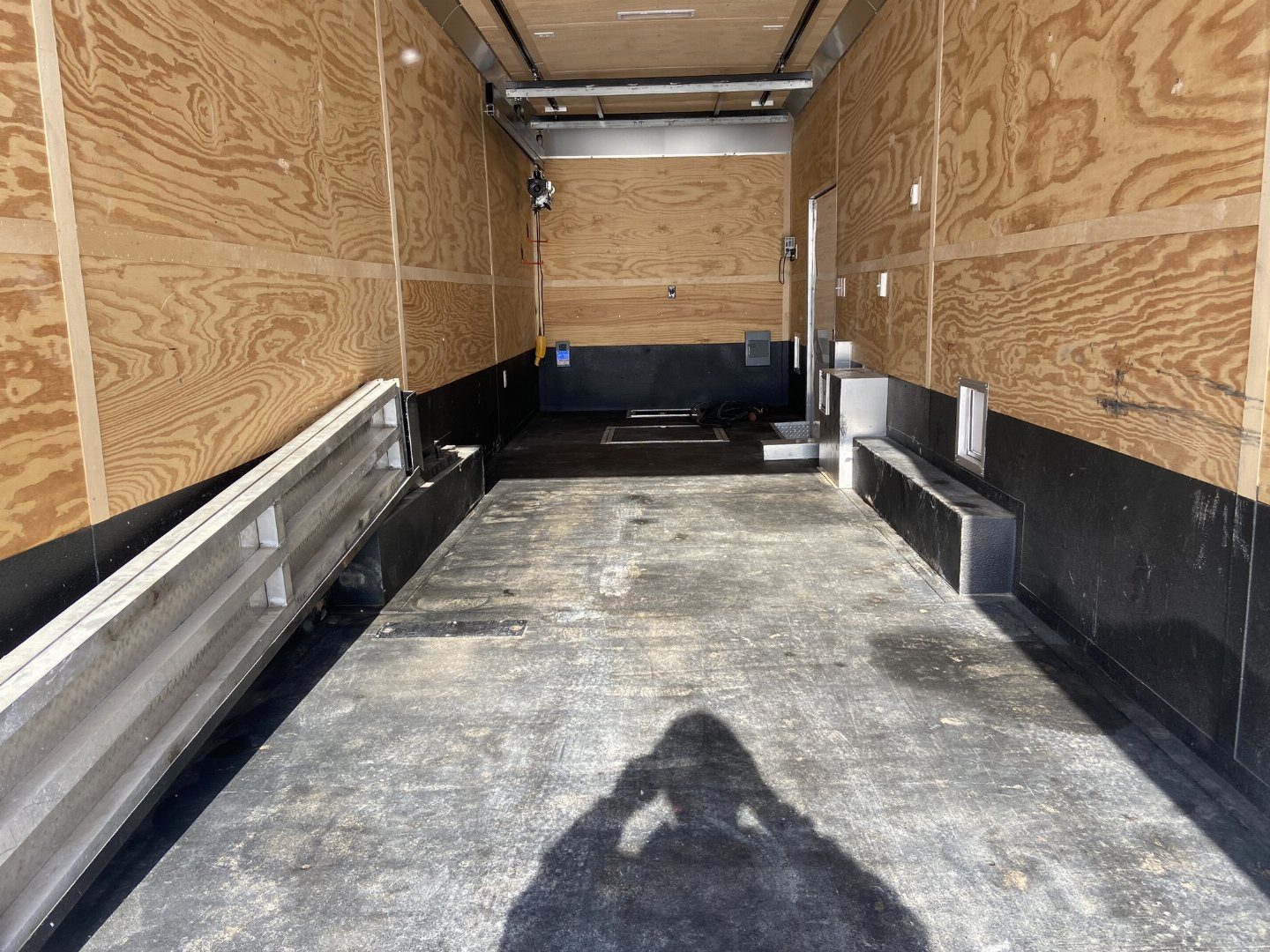 Used United UXT 28' Contractor trailer with Crane