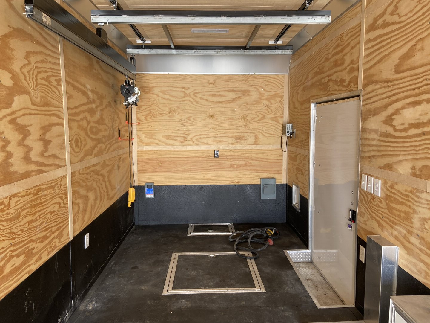 Used United UXT 28' Contractor trailer with Crane