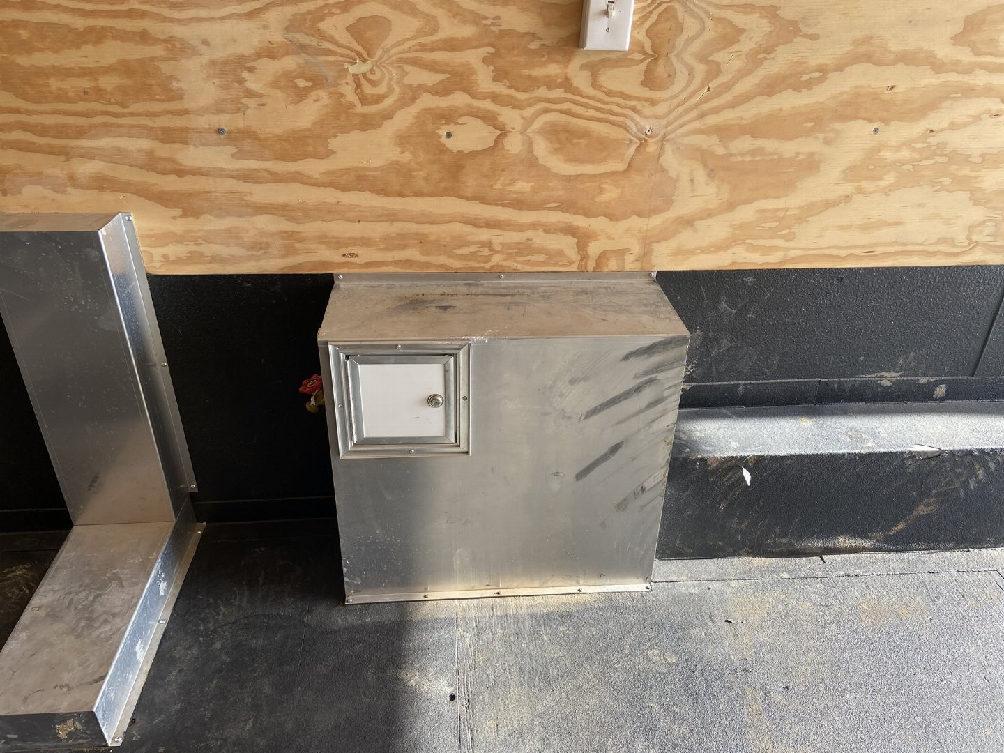 Used United UXT 28' Contractor trailer with Crane