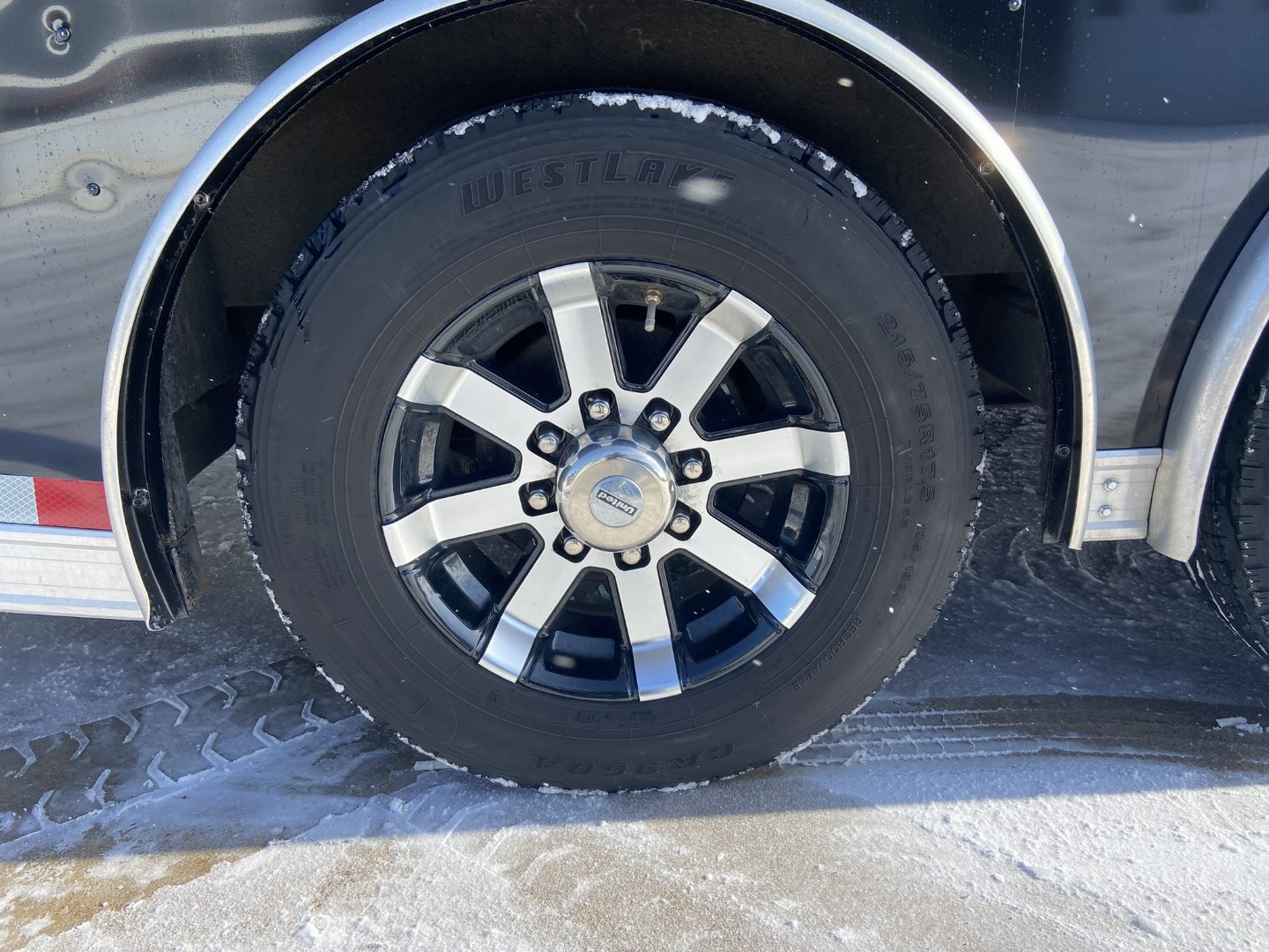 Used United UXT 28' Contractor trailer with Crane