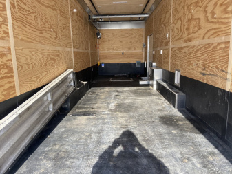 Used United UXT 28' Contractor trailer with Crane