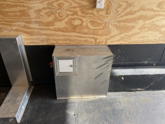 Used United UXT 28' Contractor trailer with Crane