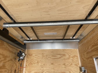 Used United UXT 28' Contractor trailer with Crane