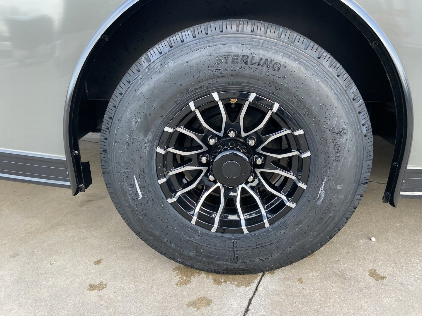 New United CLAV 8.5x27 V-Nose Enclosed Cargo/Racing Trailer