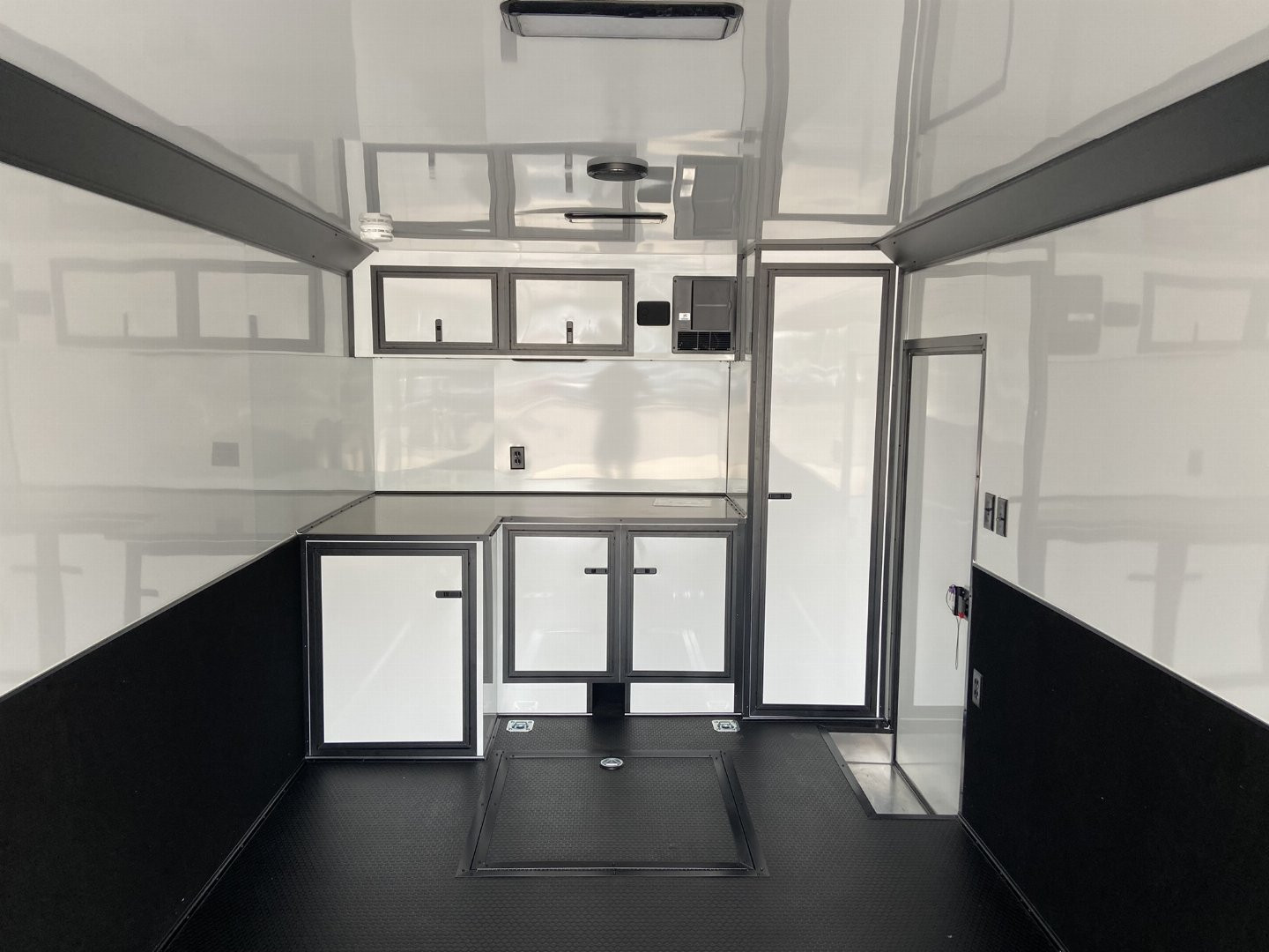 New United PREM 8.5x28 Racing Trailer