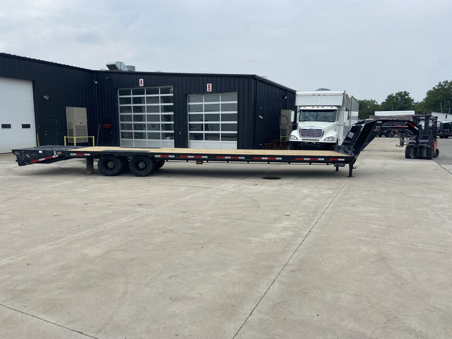 New Horizon 8.5x36 Gooseneck Equipment Trailer 22.4 GVWR