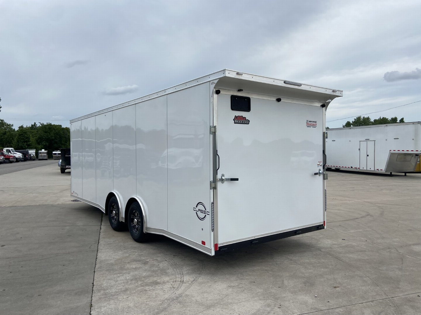 New United CLAV 8.5x27 V-Nose Racing Trailer