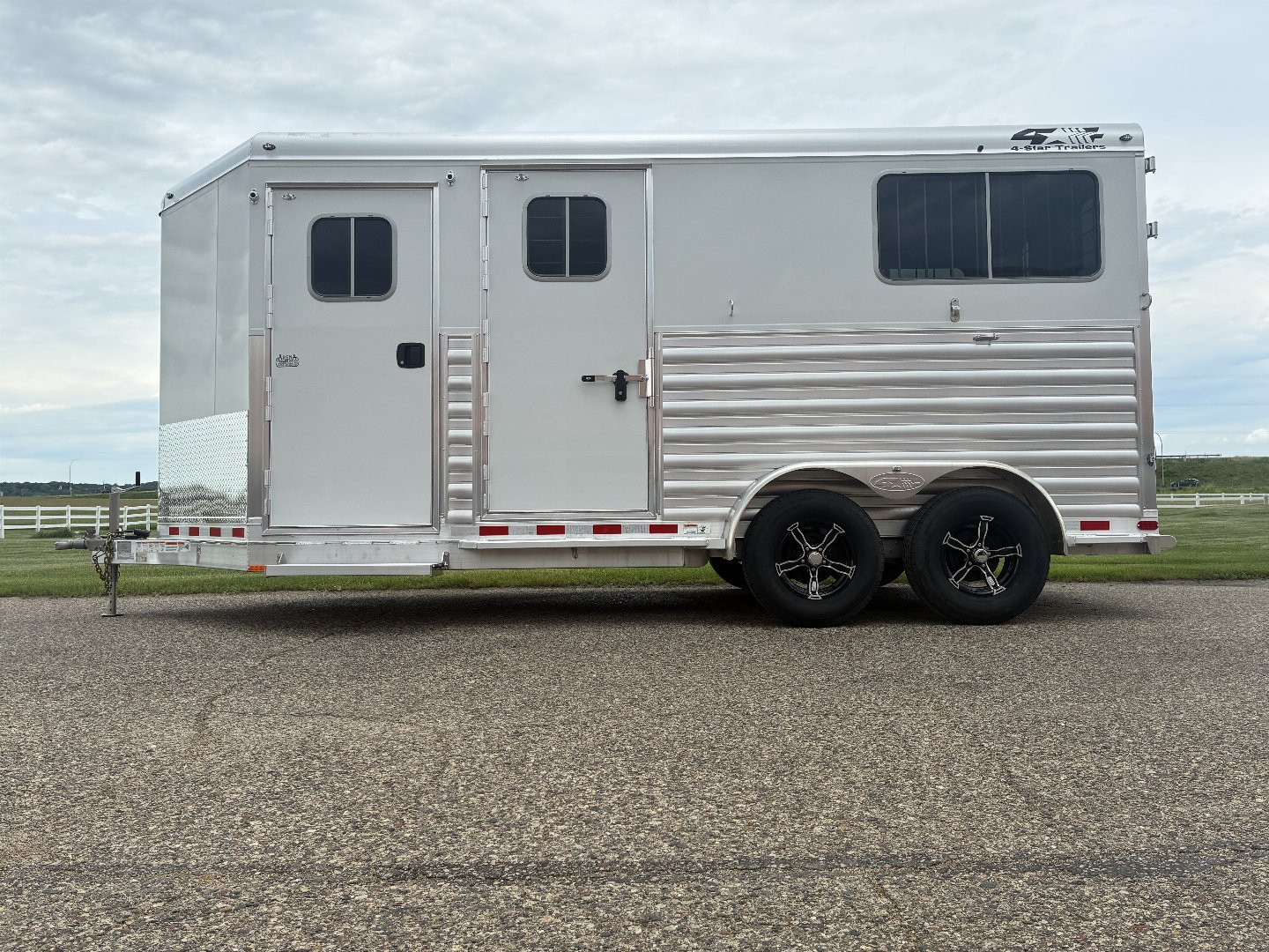New 2026 4-Star 2H BP Straight Horse Trailer