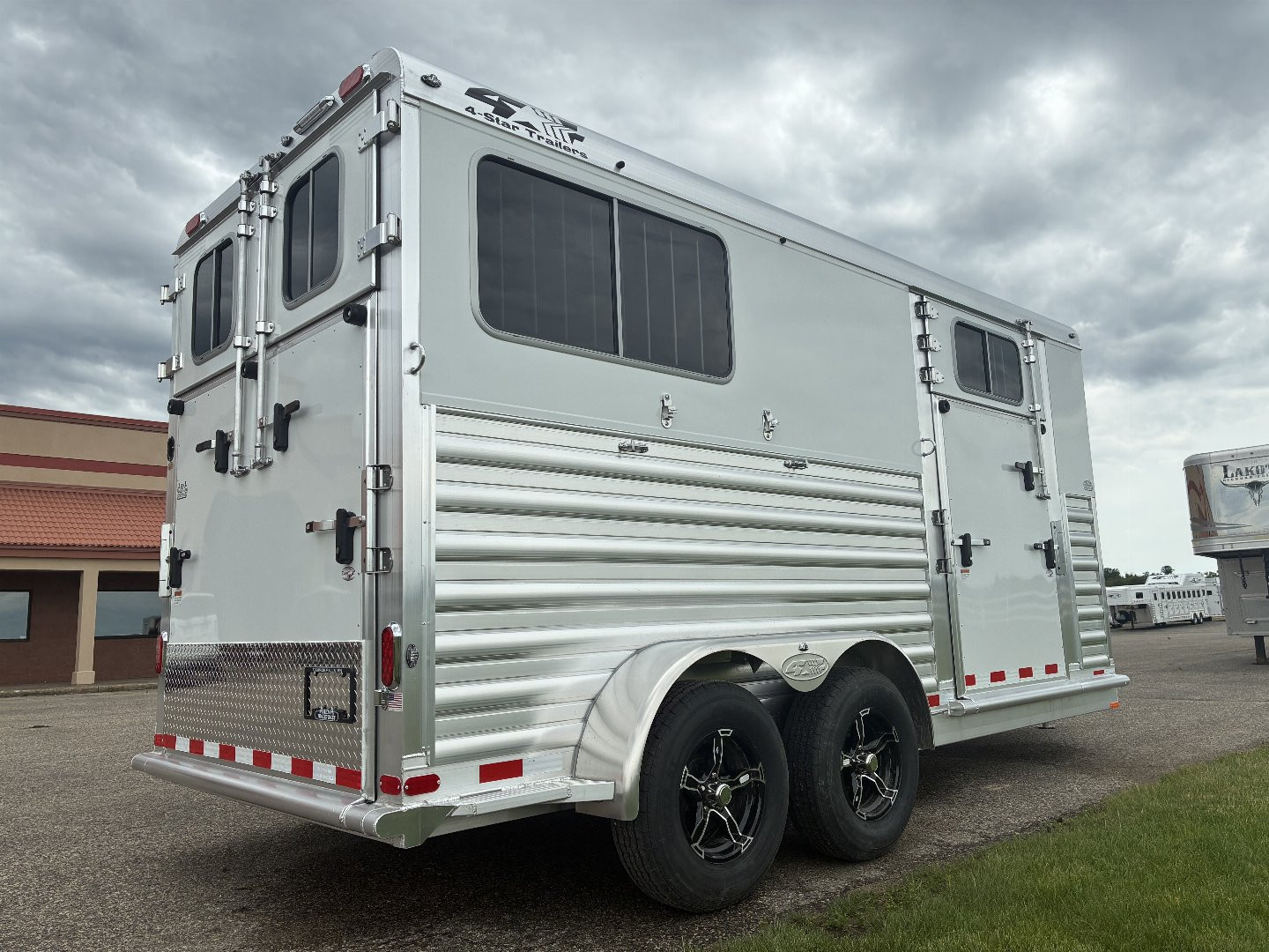 New 2026 4-Star 2H BP Straight Horse Trailer