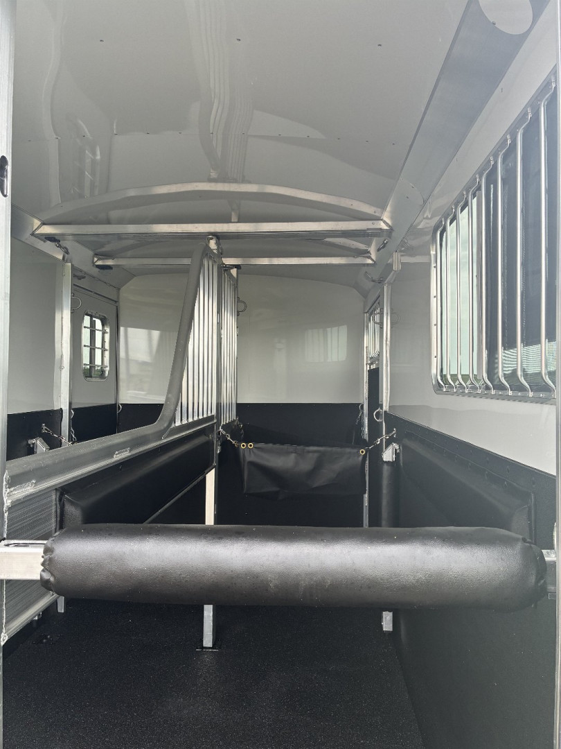 New 2026 4-Star 2H BP Straight Horse Trailer