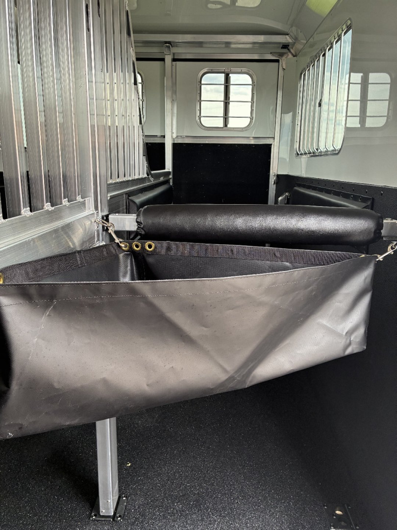 New 2026 4-Star 2H BP Straight Horse Trailer