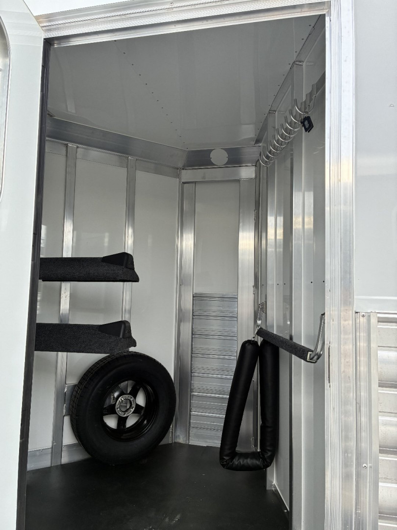 New 2026 4-Star 2H BP Straight Horse Trailer