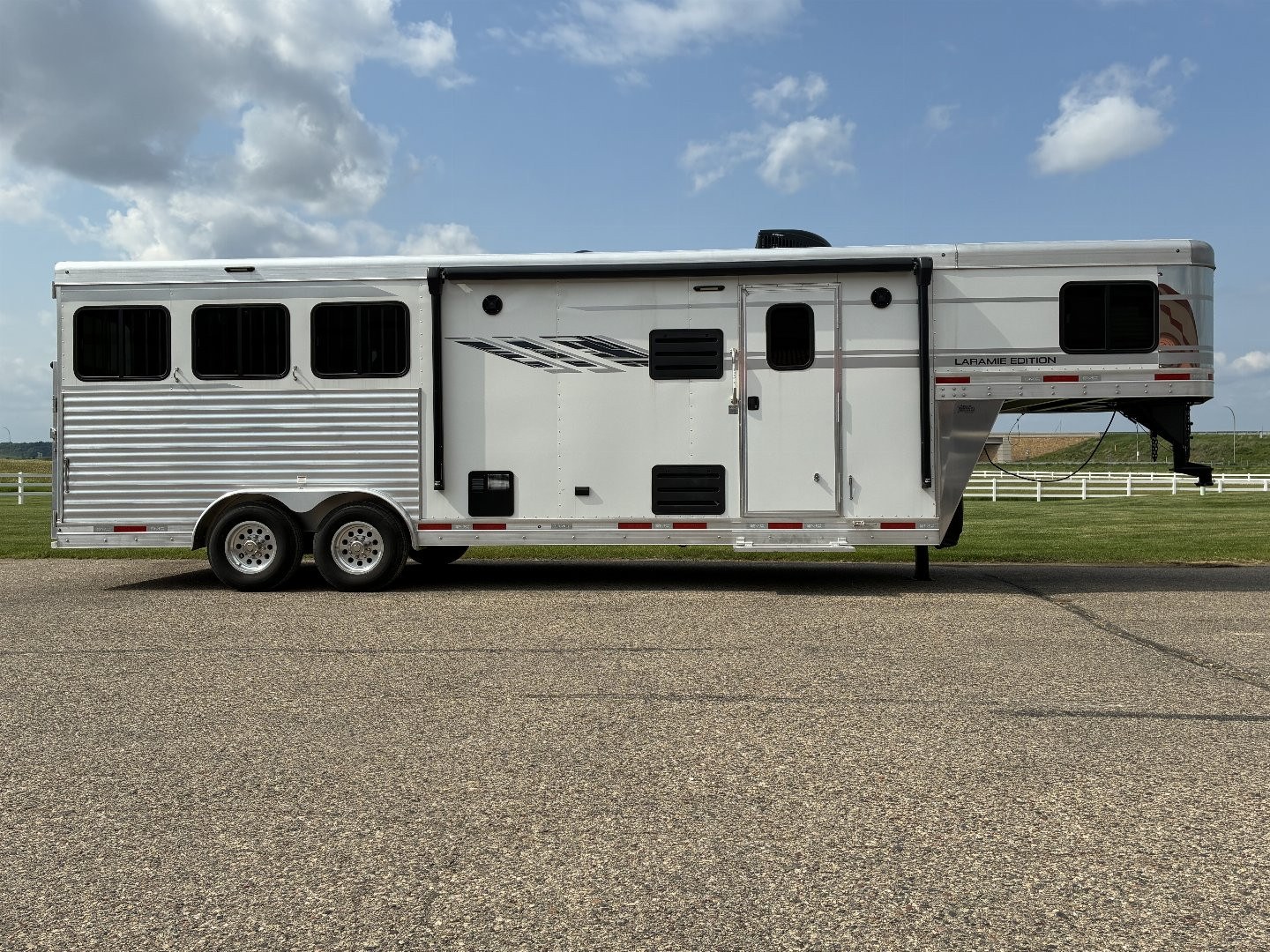 Used 2023 SMC 3H 9'LQ Horse Trailer
