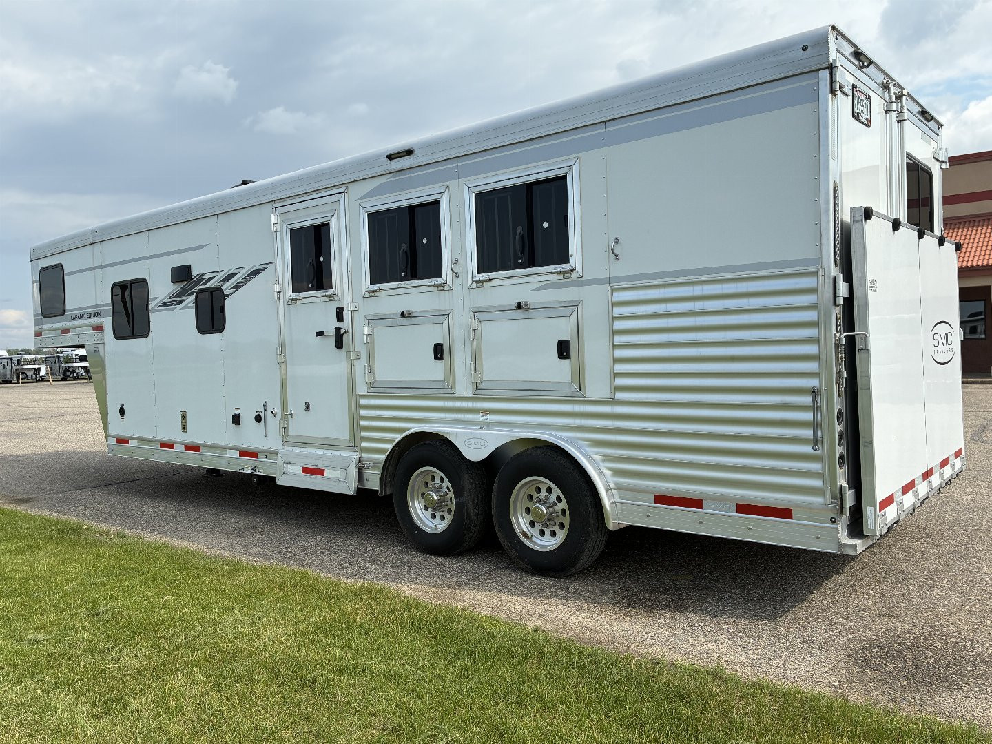 Used 2023 SMC 3H 9'LQ Horse Trailer