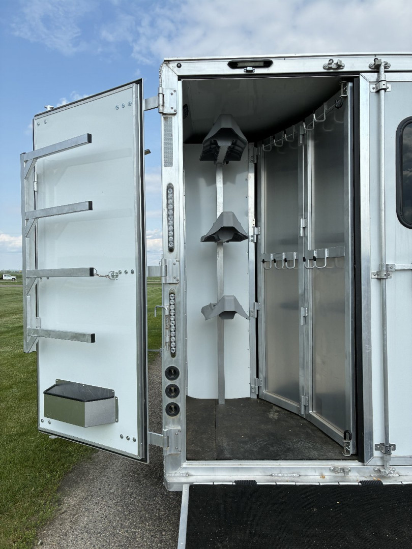 Used 2023 SMC 3H 9'LQ Horse Trailer