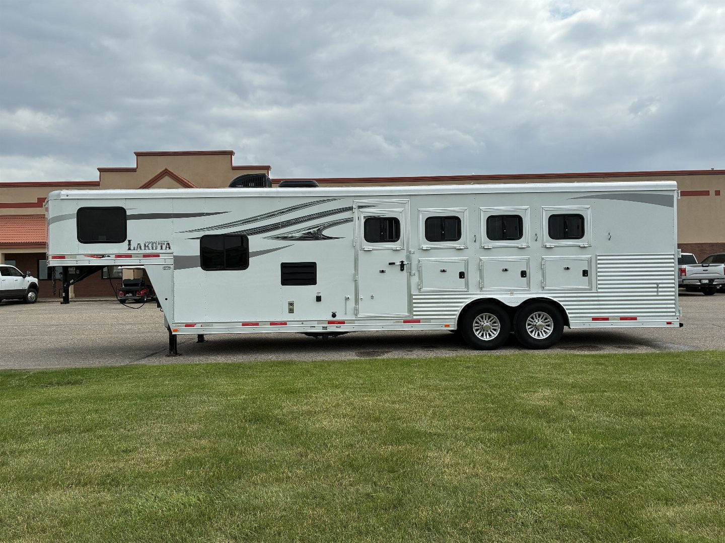 Used 2018 Lakota 4H 9'LQ Horse Trailer