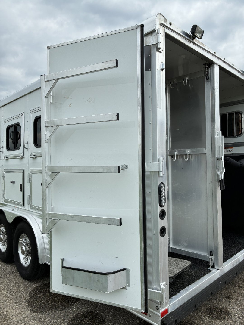 Used 2018 Lakota 4H 9'LQ Horse Trailer