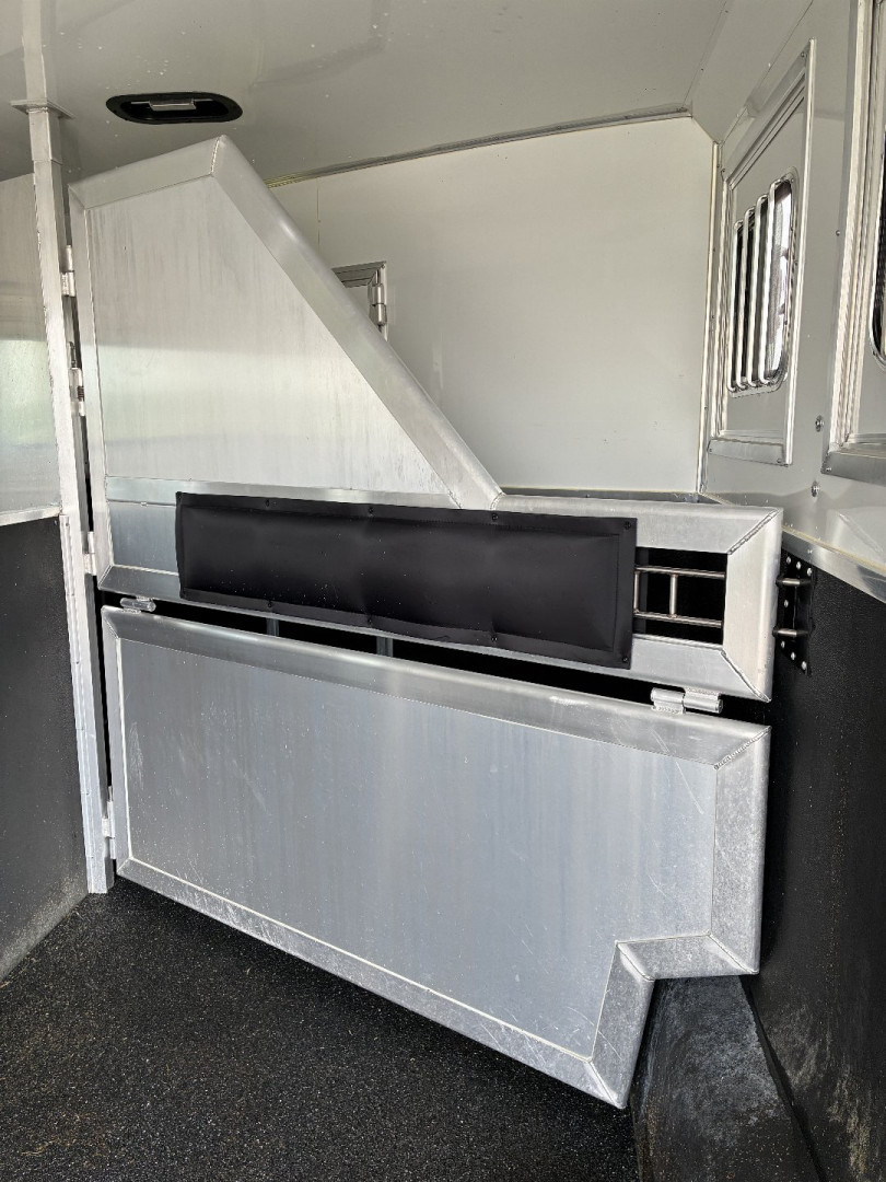 Used 2018 Lakota 4H 9'LQ Horse Trailer