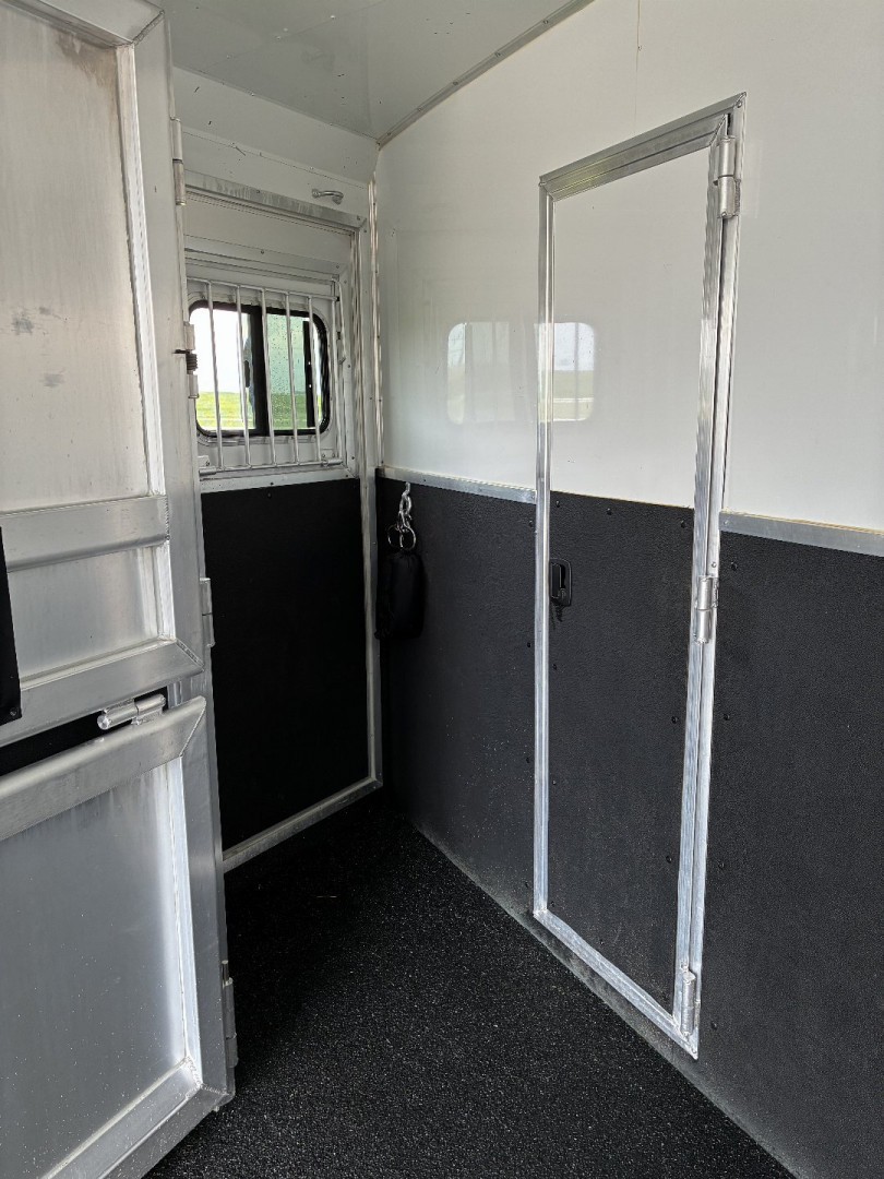 Used 2018 Lakota 4H 9'LQ Horse Trailer