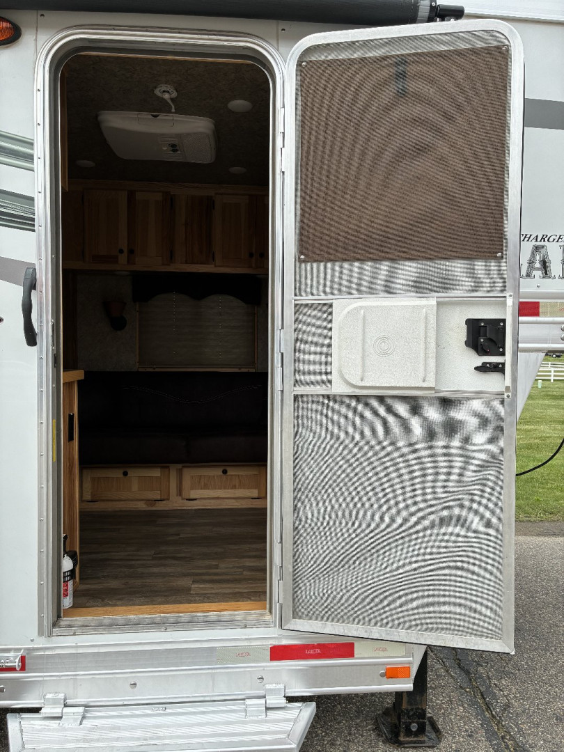 Used 2018 Lakota 4H 9'LQ Horse Trailer