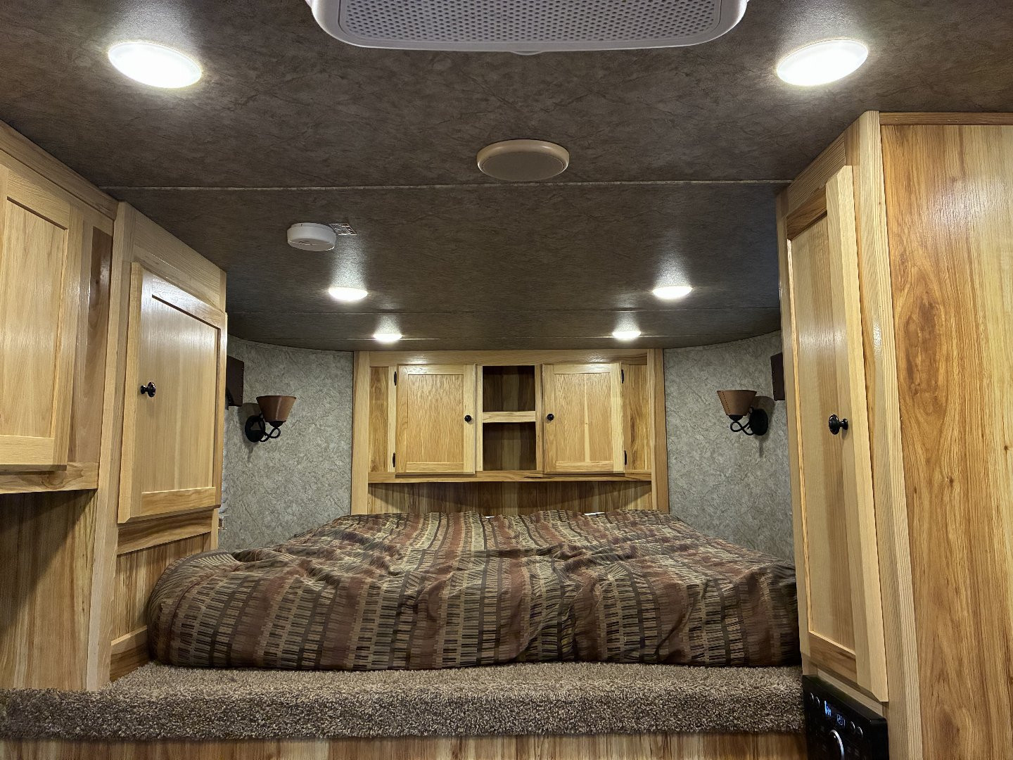 Used 2018 Lakota 4H 9'LQ Horse Trailer