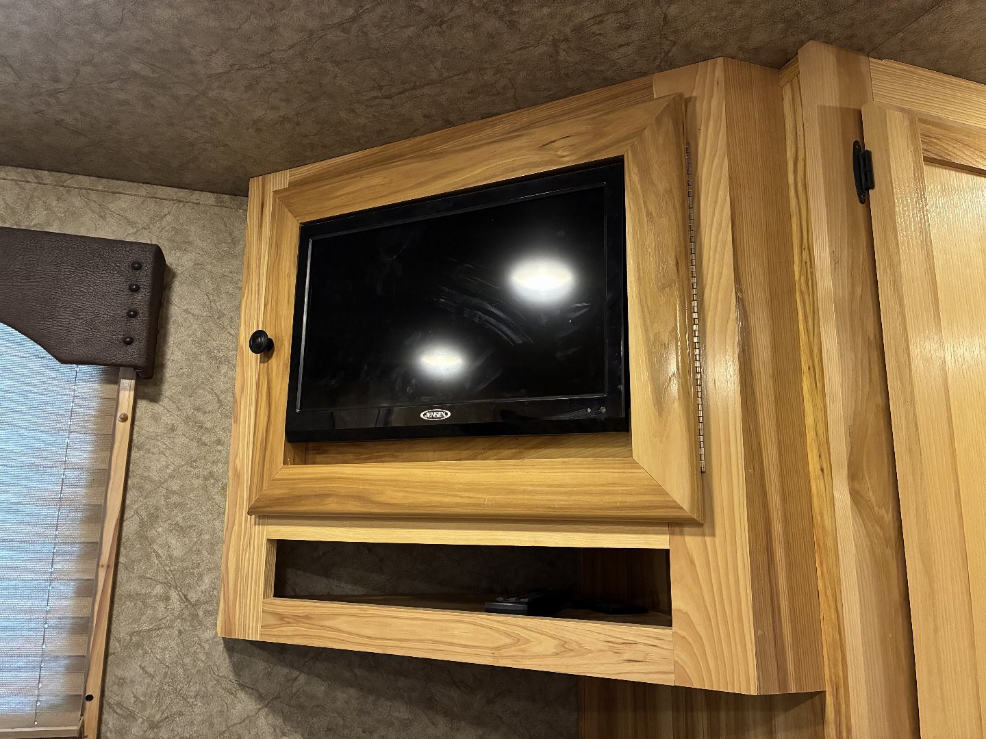 Used 2018 Lakota 4H 9'LQ Horse Trailer