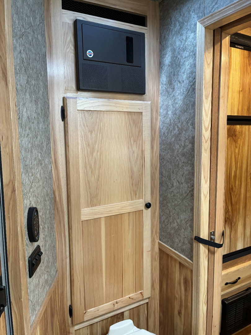 Used 2018 Lakota 4H 9'LQ Horse Trailer