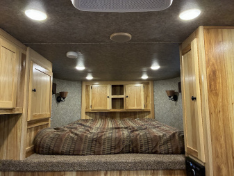 Used 2018 Lakota 4H 9'LQ Horse Trailer
