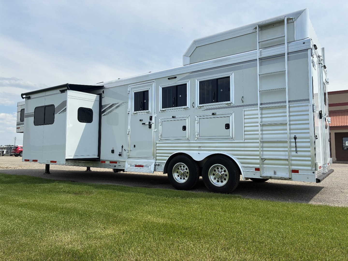 Used 2020 SMC SL8313SSR Horse Trailer