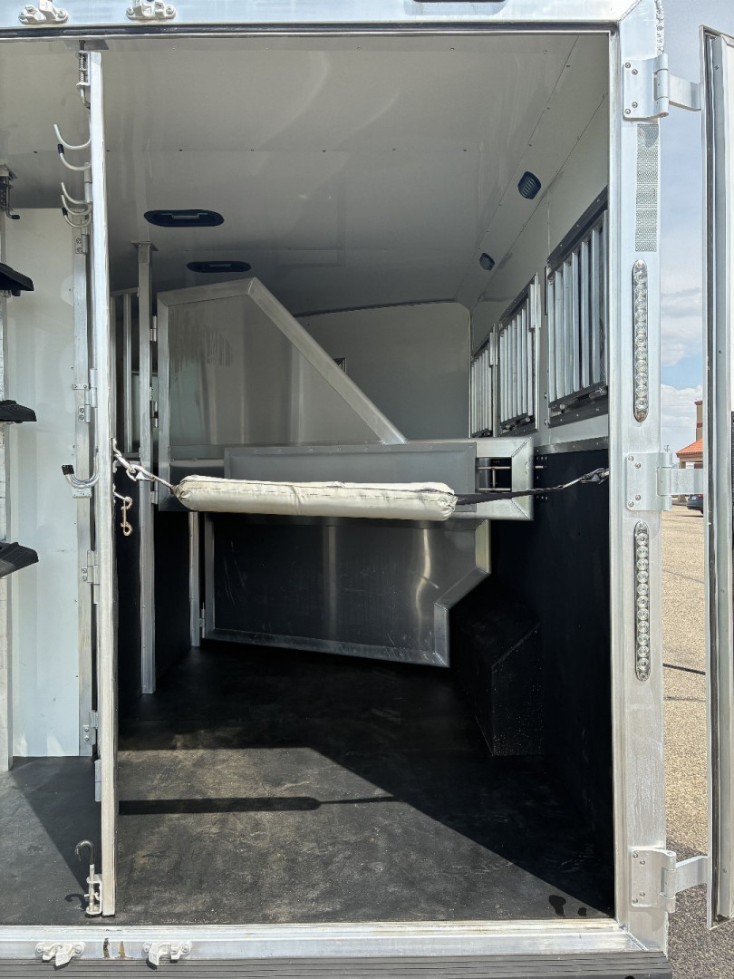 Used 2020 SMC SL8313SSR Horse Trailer