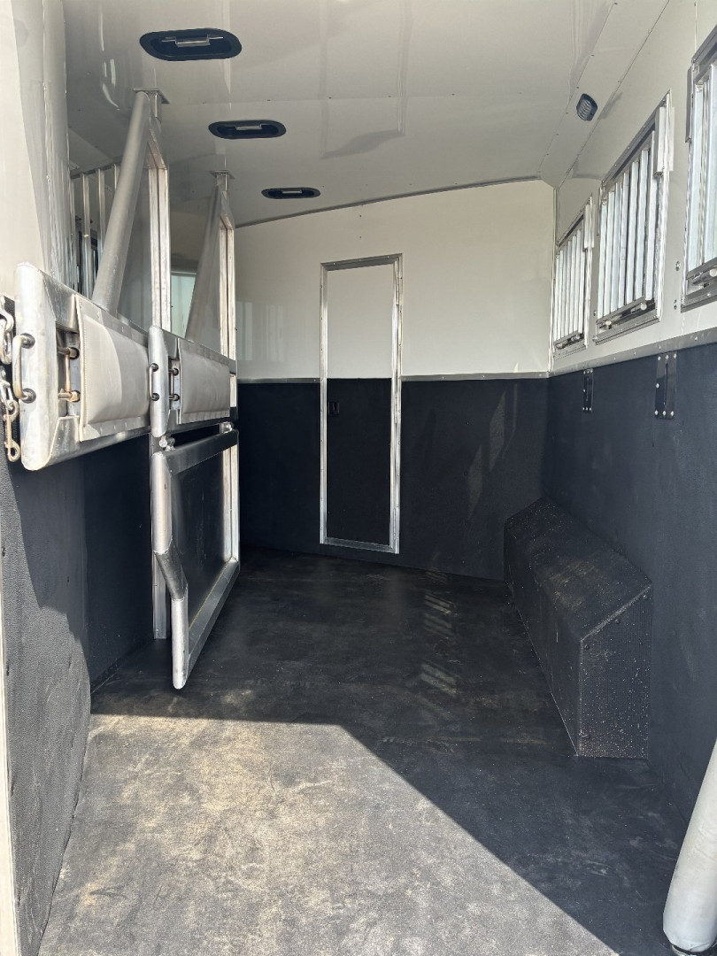Used 2020 SMC SL8313SSR Horse Trailer