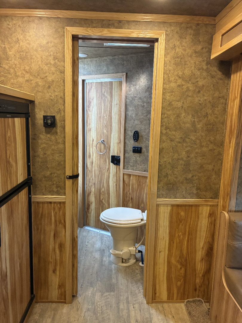 Used 2017 Lakota Charger 4H 11'LQ Horse Trailer