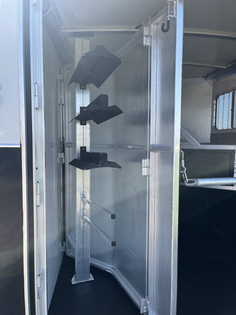 Used 2010 Cimarron 2H GN Horse Trailer