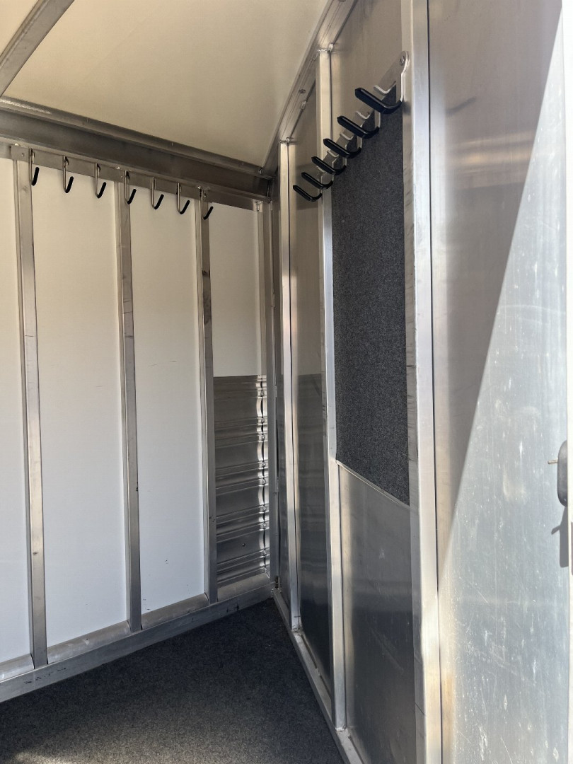 Used 2010 Cimarron 2H GN Horse Trailer
