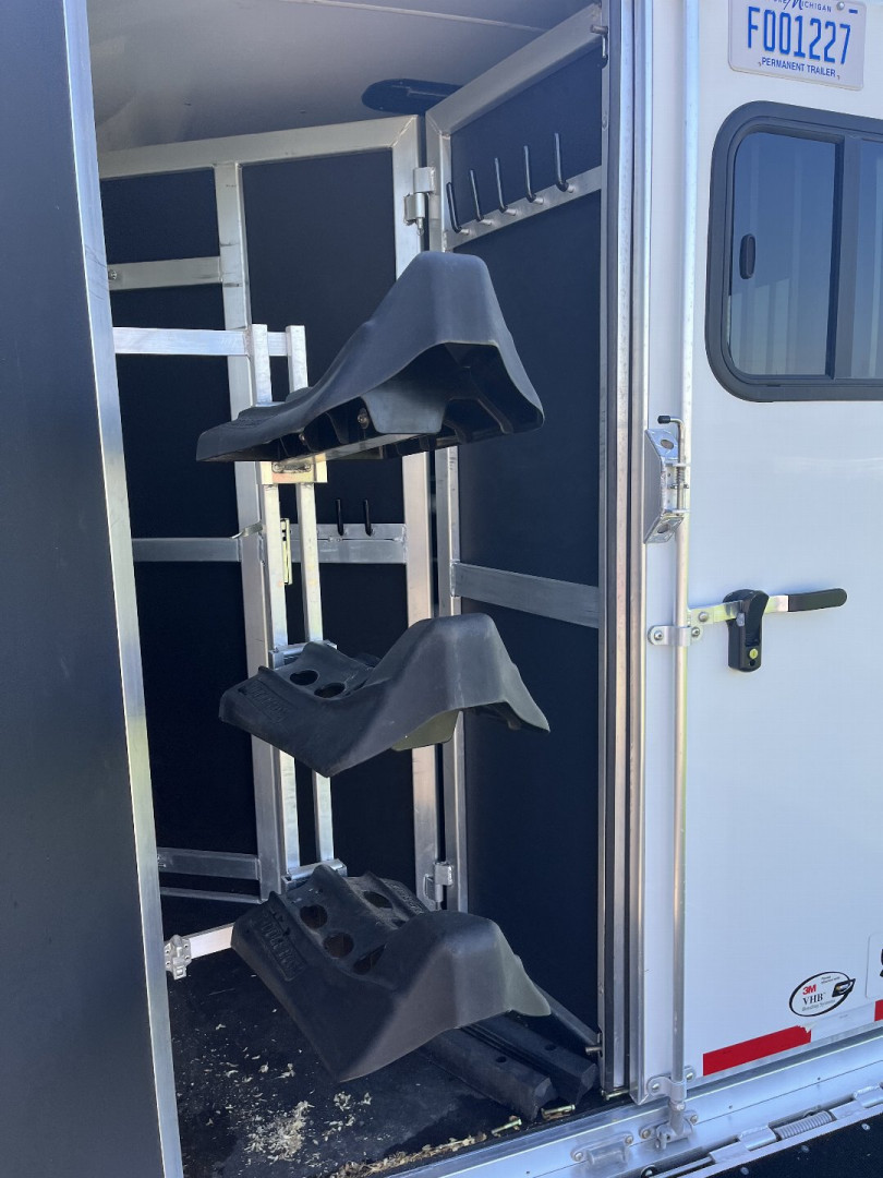 Used 2017 Shadow 3H GN Weekender Horse Trailer
