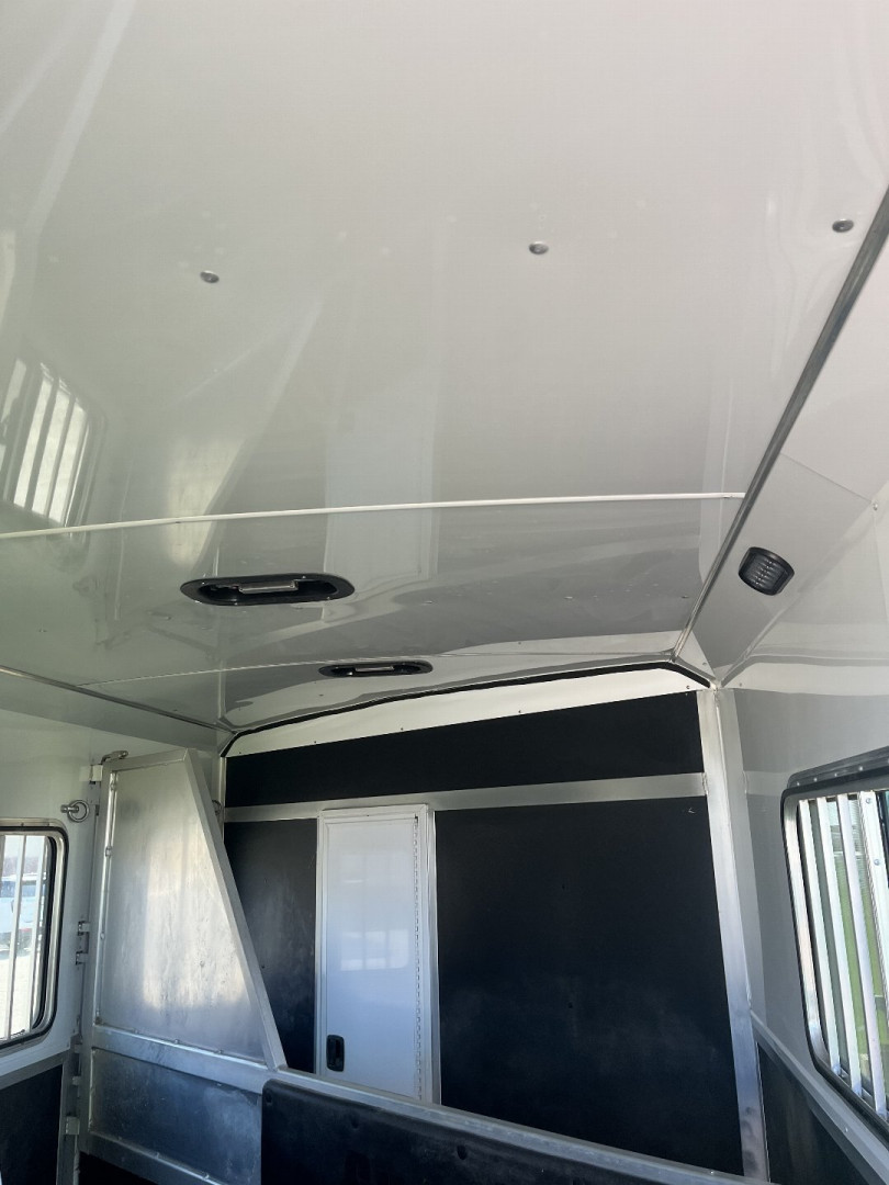 Used 2017 Shadow 3H GN Weekender Horse Trailer