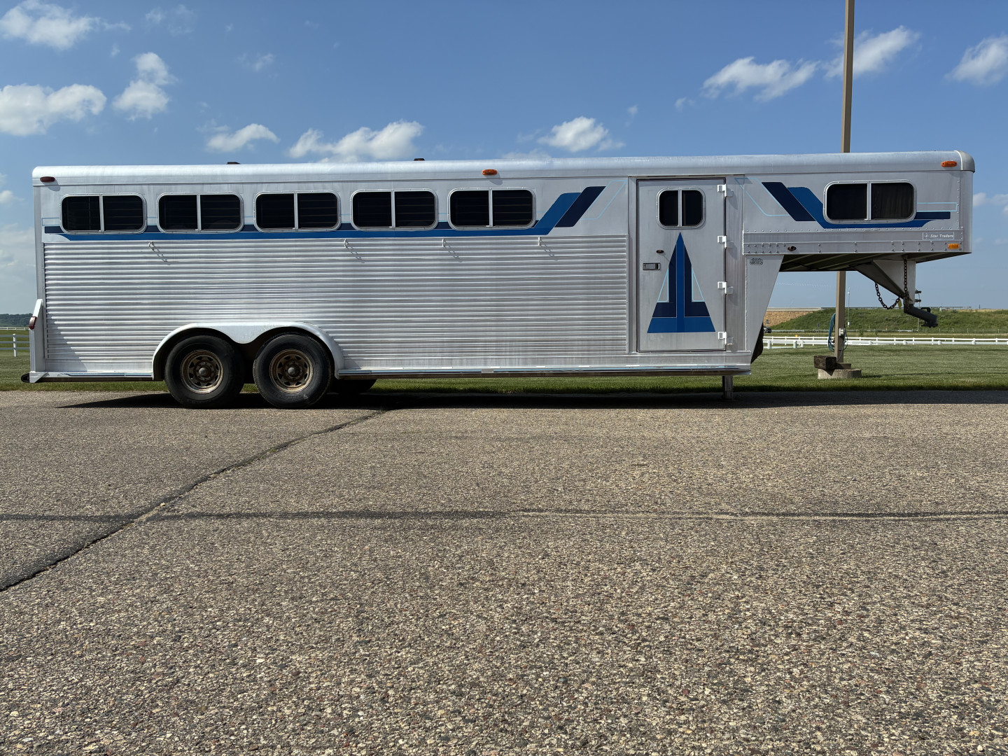 Used 1987 4-Star Trailers 5H GN Horse Trailer