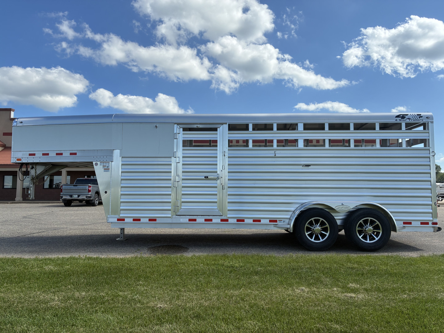 New 2025 4-Star Trailers 20' St/Combo GN Trailer