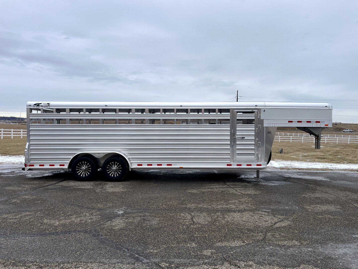 New 2025 4-Star Trailers 24' St GN Trailer