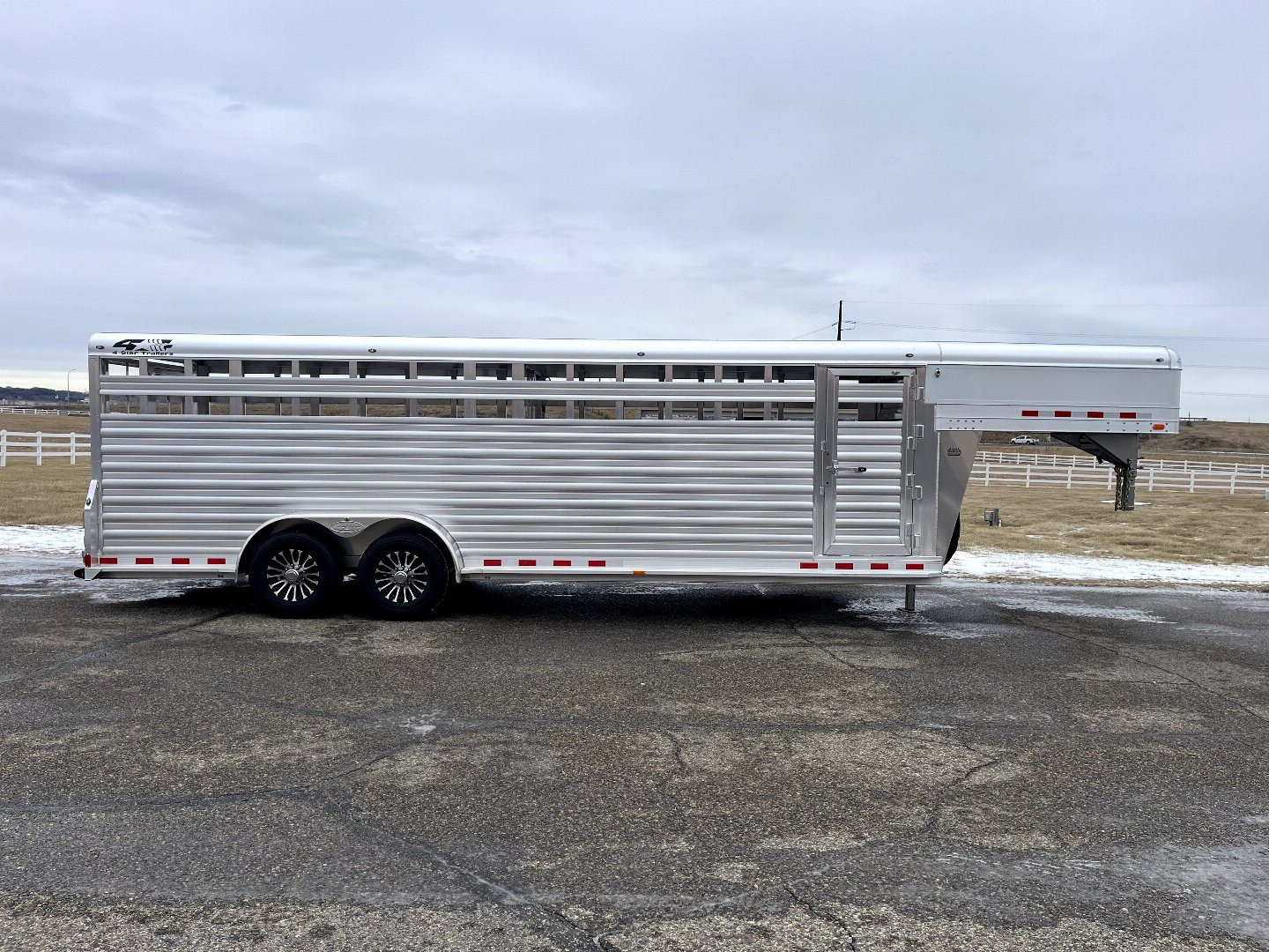 New 2025 4-Star Trailers 24' St GN Trailer