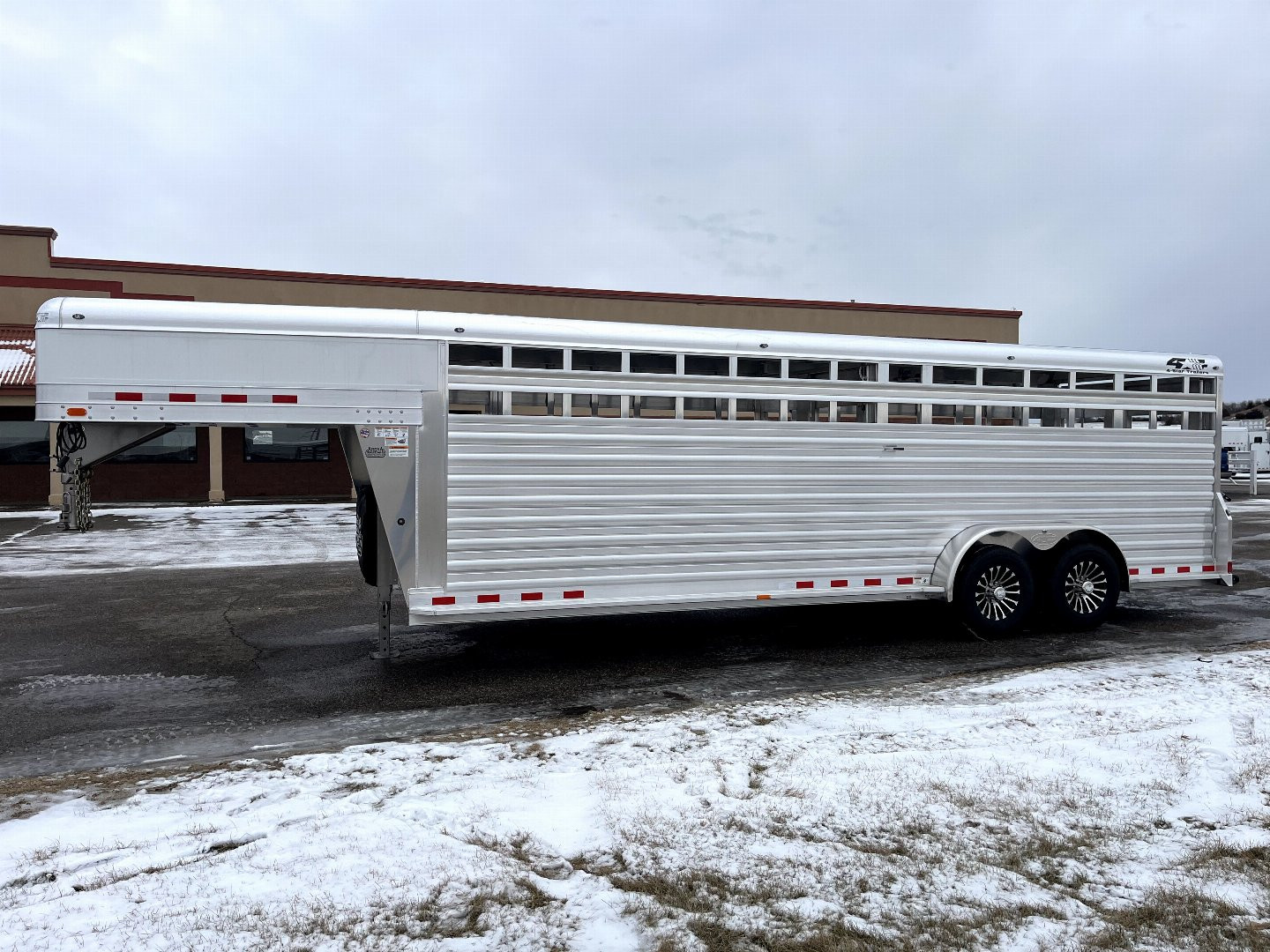 New 2025 4-Star Trailers 24' St GN Trailer